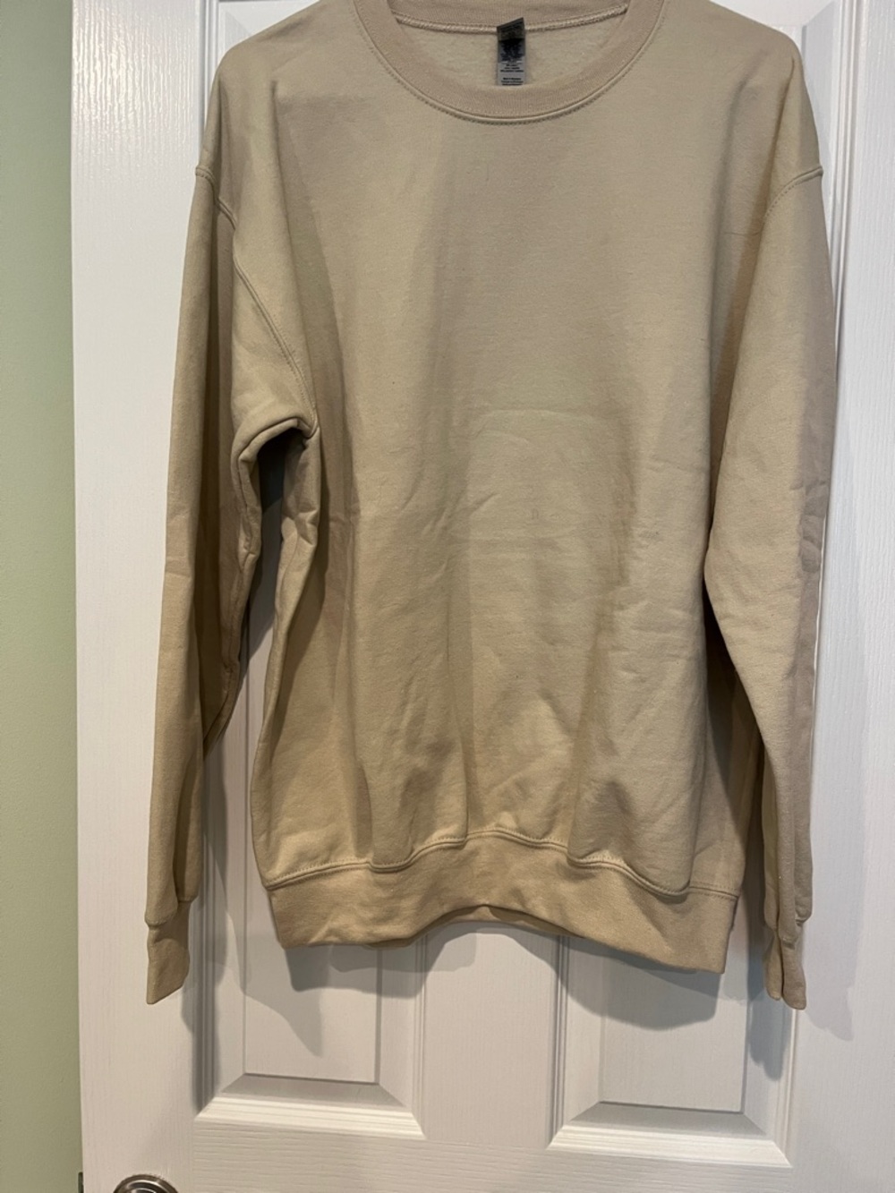Gildan Beige Crewneck Sweatshirt - Classic Neutral Pullover Quinnipiac Univ